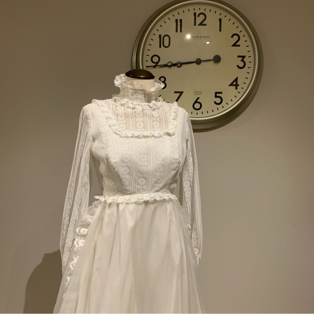Vintage White Lace Wedding Dress - Picture 1 of 5